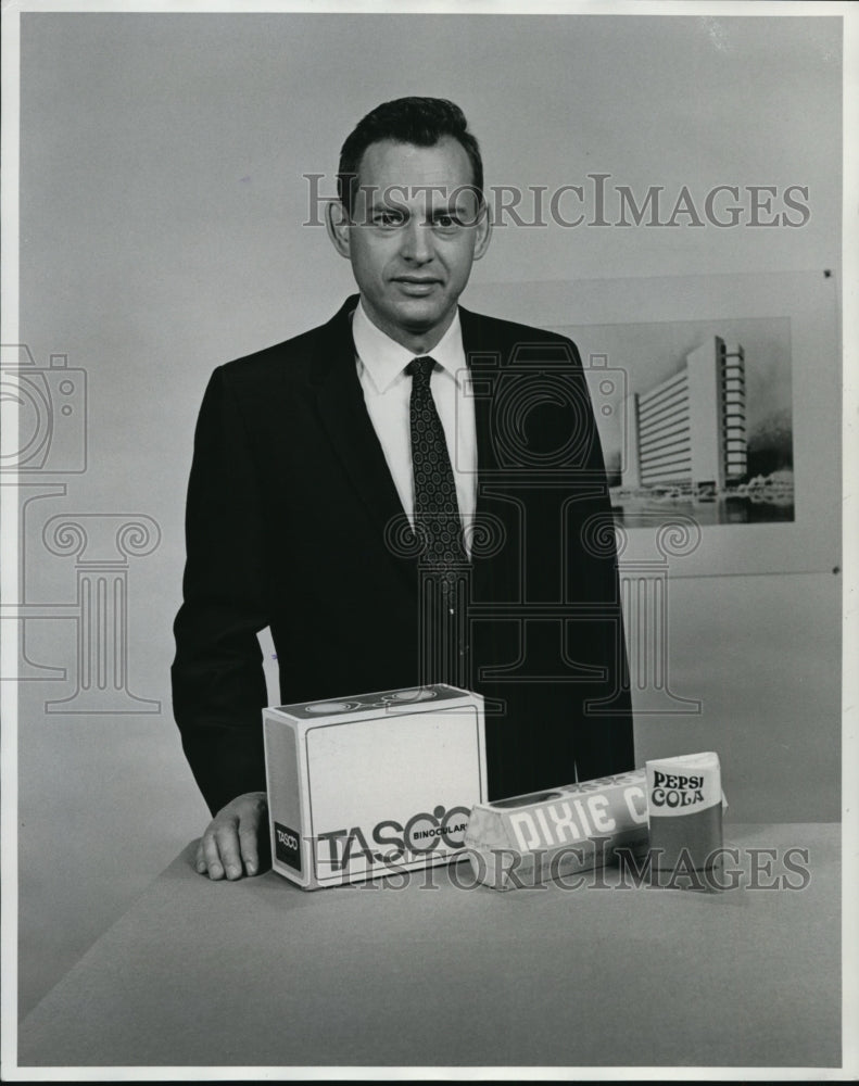1971 Press Photo Robert Lancaster Kirby Shows his Art Portfolio - Historic Images