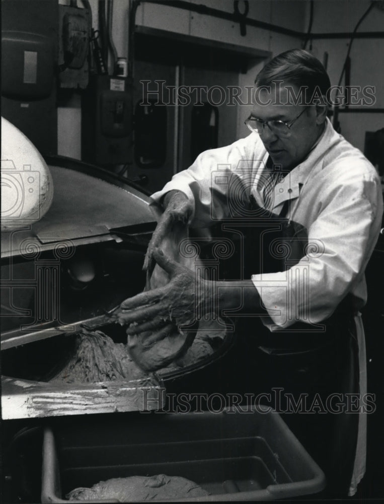 1992 Press Photo The mixing machine is a key component of the operation.-Historic Images