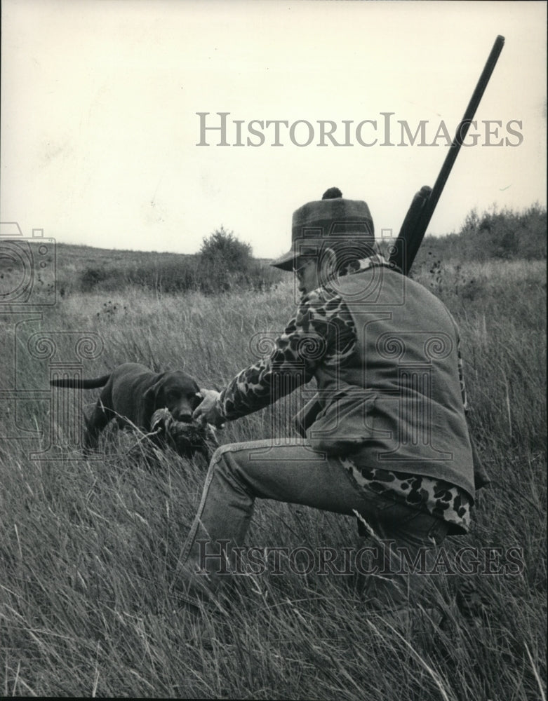 1985 Press Photo Terry Koper, outdoor writer for The Milwaukee Sentinel hunting-Historic Images