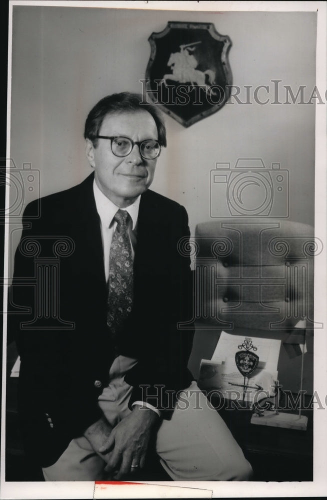 1988 Press Photo Vaciovas Kleiza of the Chicago Department of Human Services- Historic Images