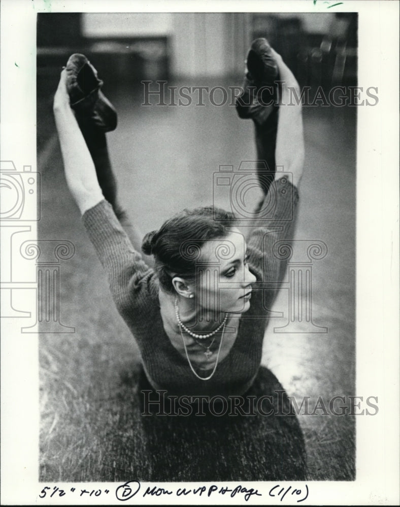 1989 Press Photo Dancer Valentina Kozlov turns herself into a rocking horse-Historic Images