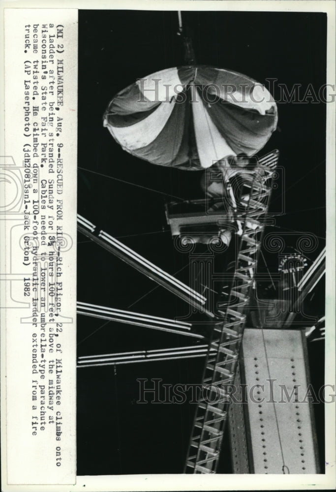 1982 Press Photo Rich Fligor stranded in a ride at the Wisconsin State Fair-Historic Images