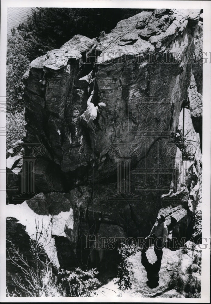 1962 Press Photo John Wells &amp; Slim Roethie of Sierra Club climb Petenwell Rock-Historic Images