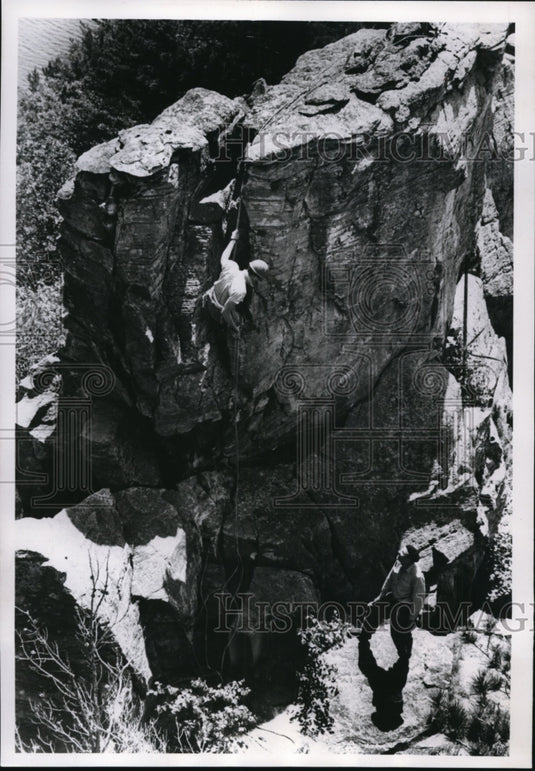 1962 Press Photo John Wells & Slim Roethie of Sierra Club climb Petenwell Rock-Historic Images