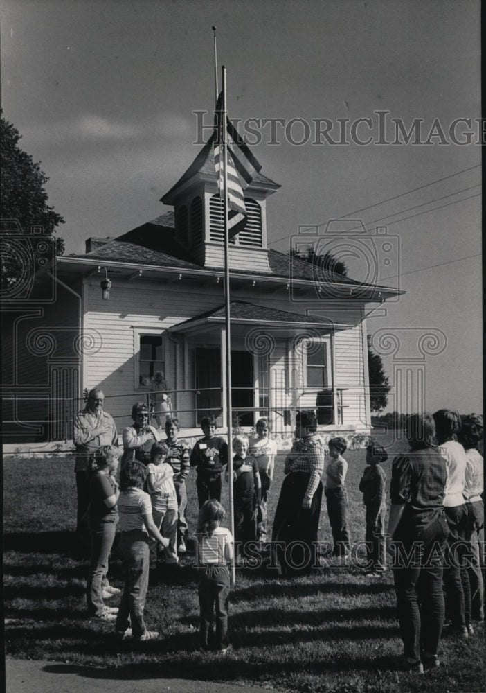 1984 Press Photo The flag raising ceremony at Ye Olde School, Wisonsin-Historic Images