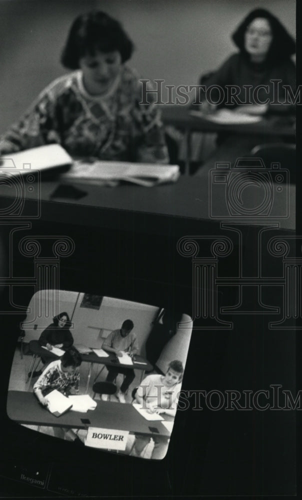 1992 Press Photo Kari Sybeldon at English class conducted via fiber optic-Historic Images