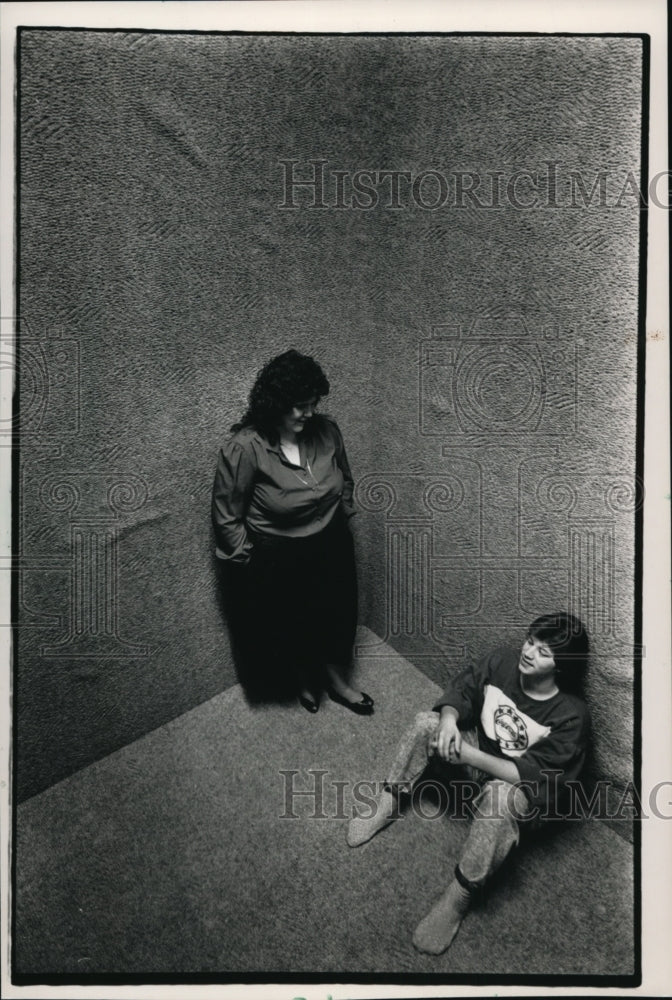 1988 Press Photo Beth Lewis talked w/ student Troy Mueller at Strive time-out Rm-Historic Images