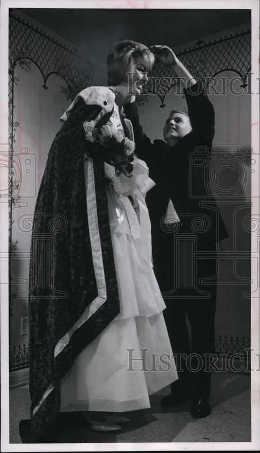 Press Photo Miss Carol Dettman wins Miss Tall Milwaukee competition - mja36976-Historic Images