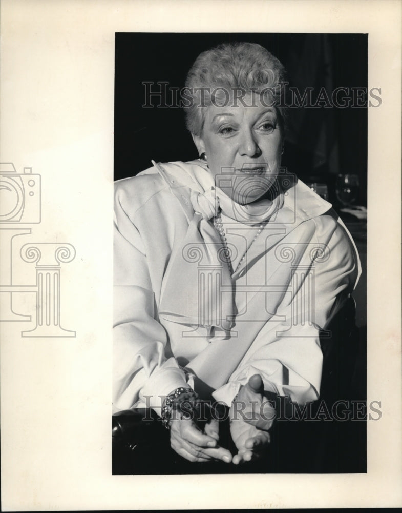 1984 Press Photo Joan Kron, an Autor and Fashion Reported Poses for a Photograph-Historic Images