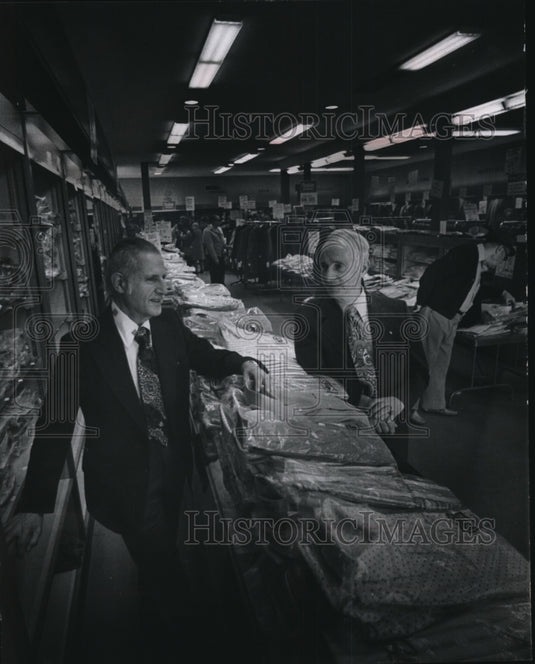 1977 Press Photo Don Krom and brother Claire in their clothing store, Mayer-Krom-Historic Images