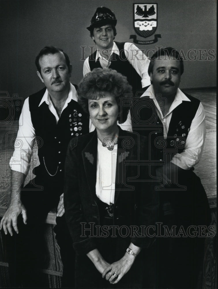 1990 Press Photo United Donauschwaben head Elmer Kretschmann, family &amp; friend-Historic Images