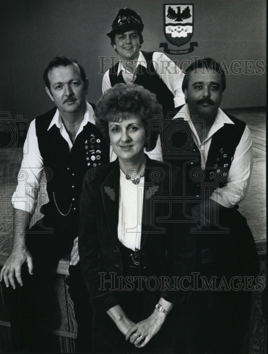 1990 Press Photo United Donauschwaben head Elmer Kretschmann, family & friend-Historic Images