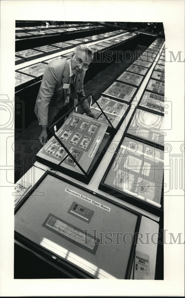 1986 Press Photo Chester Krause of Krause publications- Wisconsin Bank Notes-Historic Images