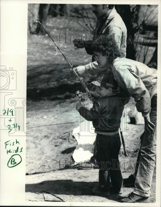 1983 Press Photo Brandon Howe, with mom, Judy's help fish in Mississippi River-Historic Images