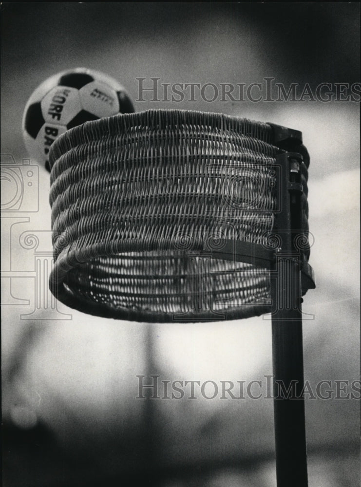 1979 Press Photo Korf Ball Entering Basket - mja37077-Historic Images