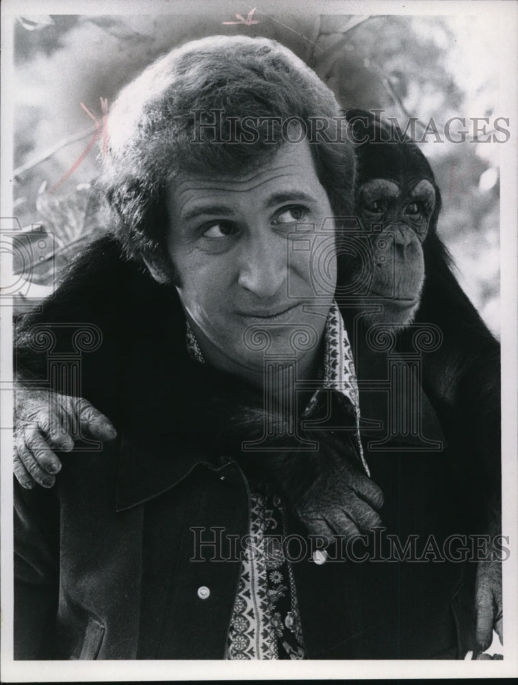 1972 Press Photo Actor Ted Bessell And Chimpanzee Costar - mja37133-Historic Images