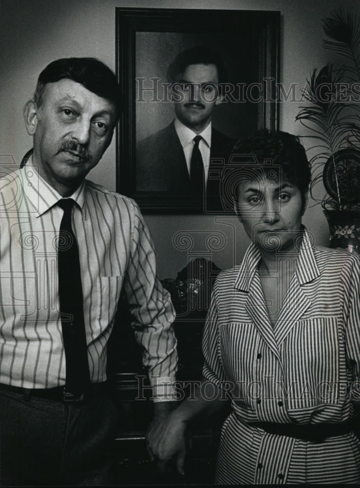 1989 Press Photo Alexander and Inna Kotlyarenko Stood by a Picture of their Son-Historic Images