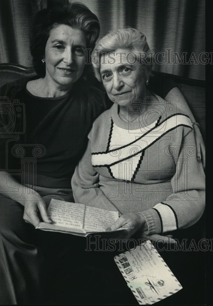 1986 Press Photo Alla Kotlyarsky Sat with Fenya Tsalis in Shorewood - mja37150-Historic Images