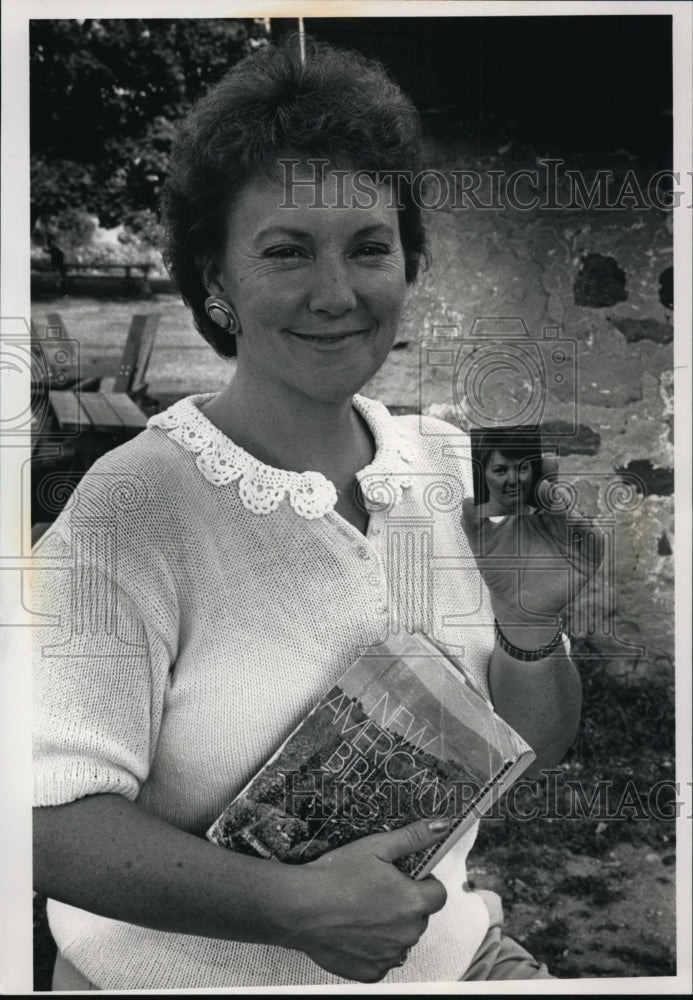 1991 Press Photo Sandy Klein talks about religion at her Rog's Huddle Inn-Historic Images