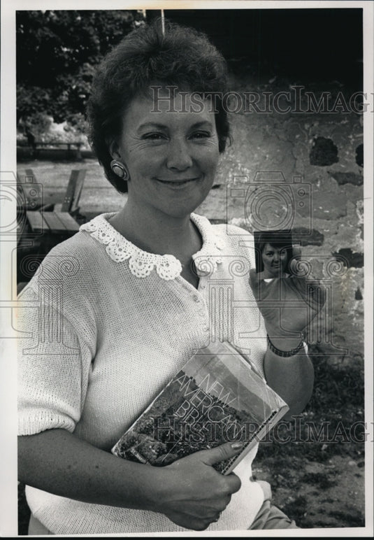 1991 Press Photo Sandy Klein talks about religion at her Rog's Huddle Inn-Historic Images