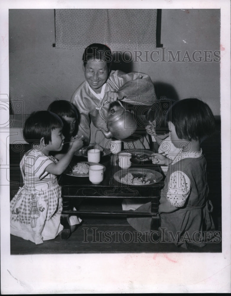 1956 Press Photo Chang Tan Chee, Founder of Urichip Orphanage Pours Orphans&#39; Tea - Historic Images