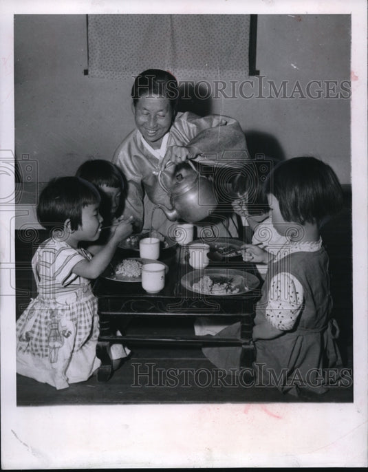 1956 Press Photo Chang Tan Chee, Founder of Urichip Orphanage Pours Orphans' Tea - Historic Images