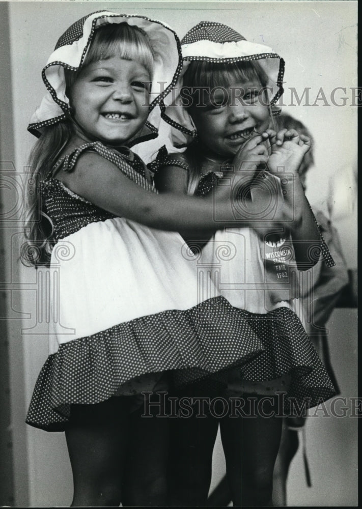 1982 Press Photo Jackie and Jessica Smith, 3rd Place In The Look-Alike Contest-Historic Images