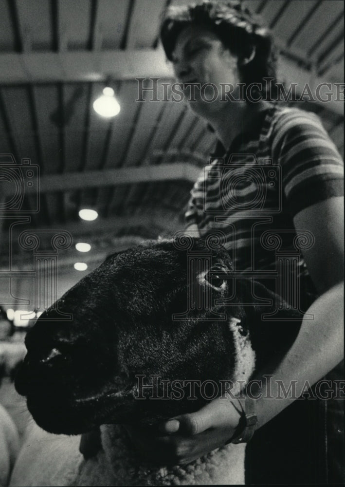 1983 Press Photo Joan O&#39;Neal, junior class Suffolk sheep contest Wisconsin Fair-Historic Images