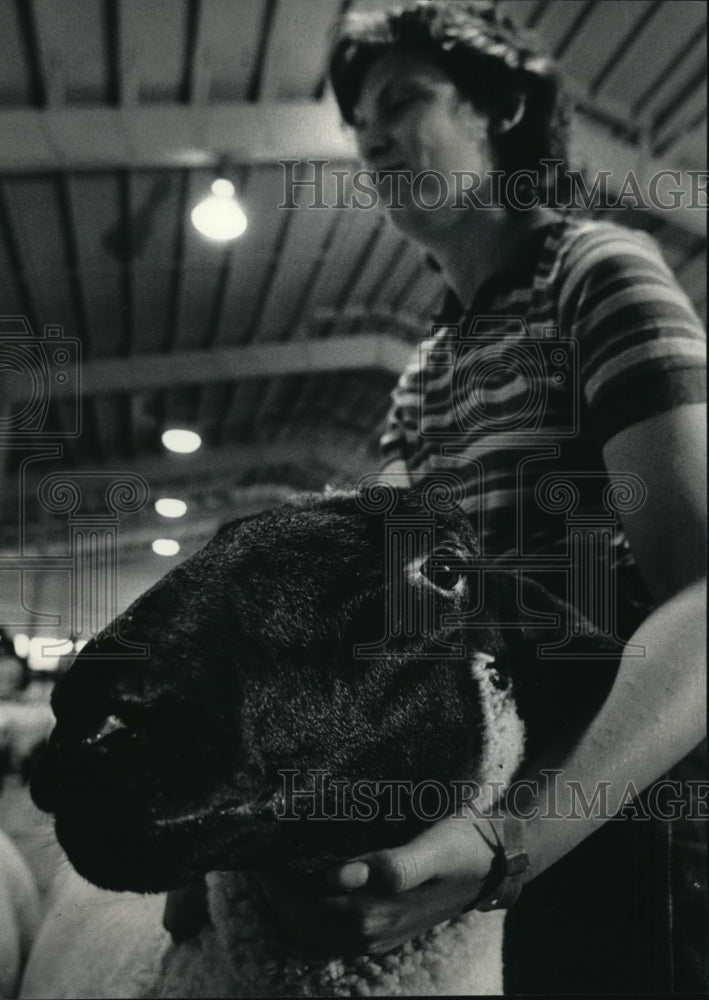 1983 Press Photo Joan O'Neal, junior class Suffolk sheep contest Wisconsin Fair-Historic Images