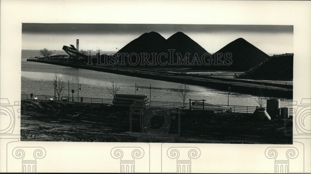 1987 Press Photo The Sheboygan River harbor coal piles on the south shore.-Historic Images