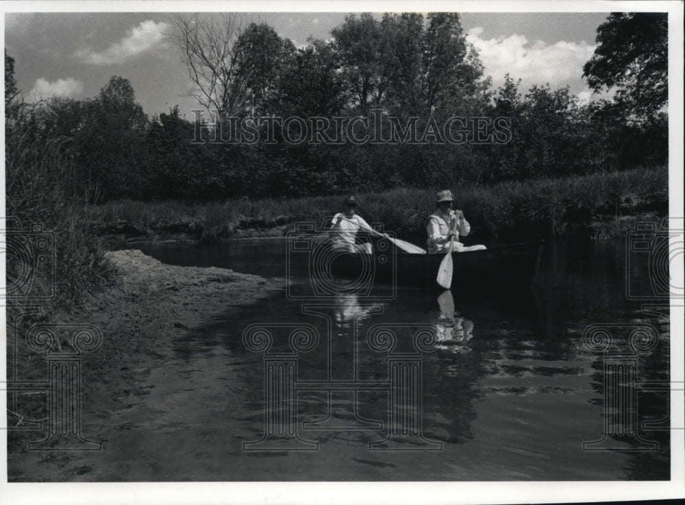 1990 Press Photo A couple paddle around a bend on the Mecan River in Wisconsin.-Historic Images