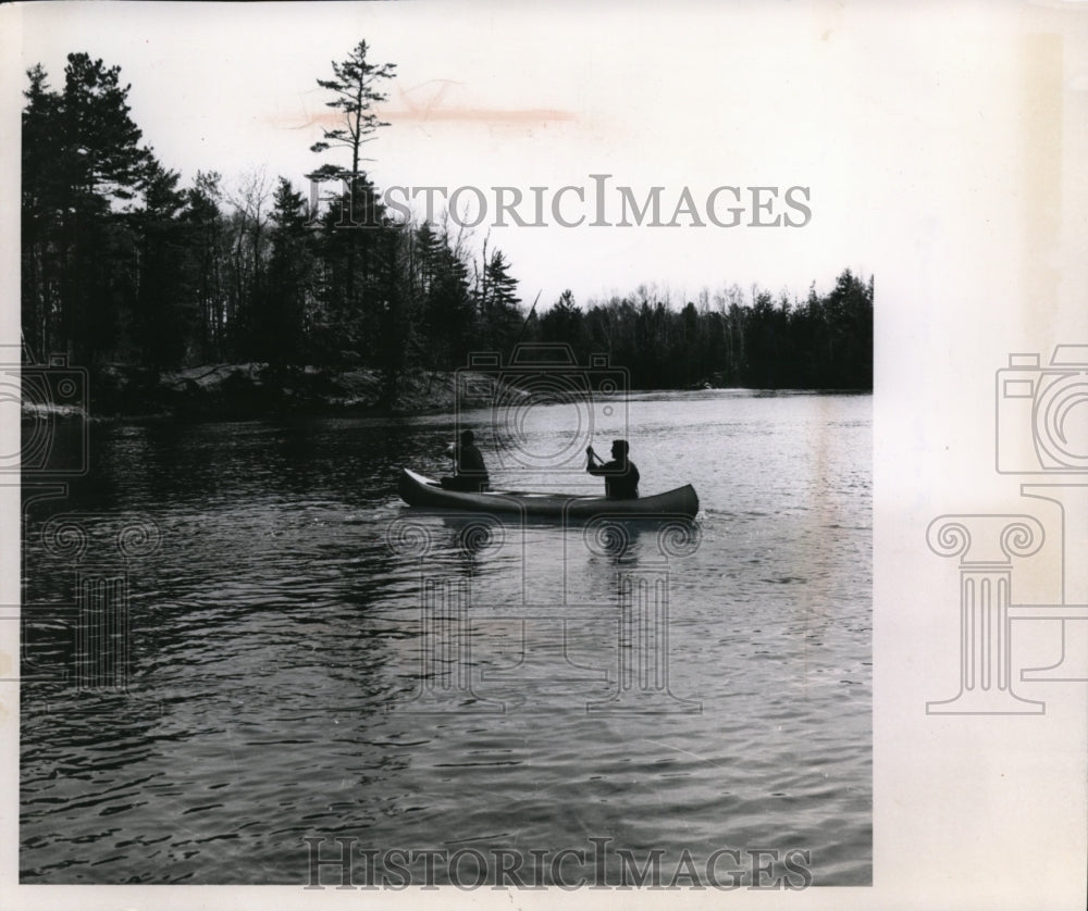 1963 Press Photo Robert Walters, Ted Hentschell Businessmen Paddle Indian River-Historic Images
