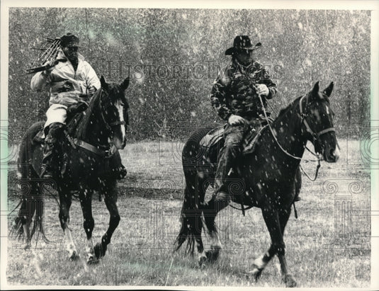 1986 Press Photo Terry Koper And Randy Olson Riding Out To Hunt Elk - mja37344-Historic Images