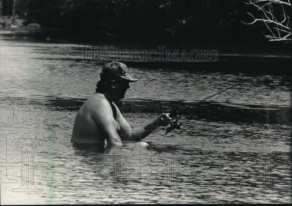 1986 Press Photo James Addis Fishing for Catfish in Wisconsin River - mja37359-Historic Images