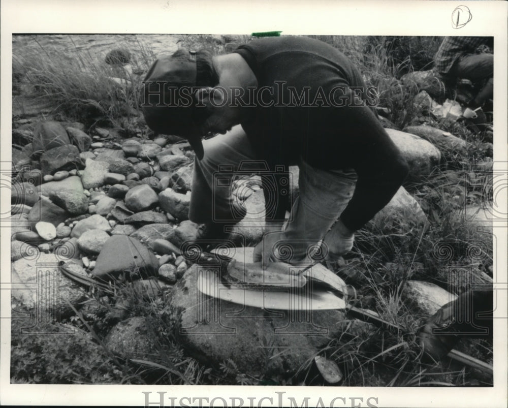 1985 Press Photo Terry Koper Filleting Fish On A Canoe Paddle - mja37362-Historic Images