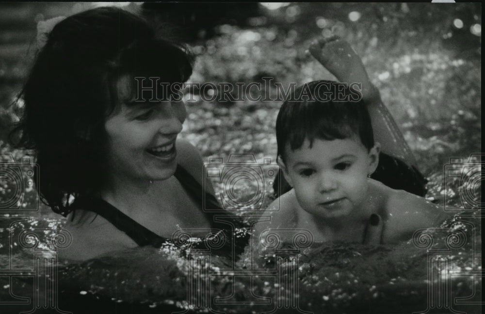 1995 Press Photo Jennifer and John Schroeder swim at Christoph Memorial YWCA-Historic Images