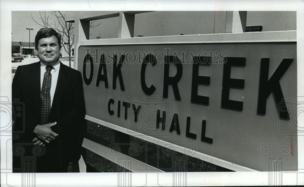 1990 Press Photo Bob Kufrin is new Oak Creek City Hall administrator - Historic Images