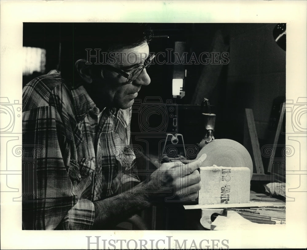 1987 Press Photo Woodcarver James Luik works on a bird carving, Fond Du Lac - Historic Images