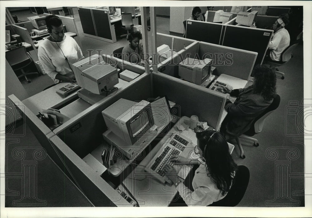 Wisconsin Bell System 1991 Press Photo Wisconsin Bell Operators Working At The Companies New ...