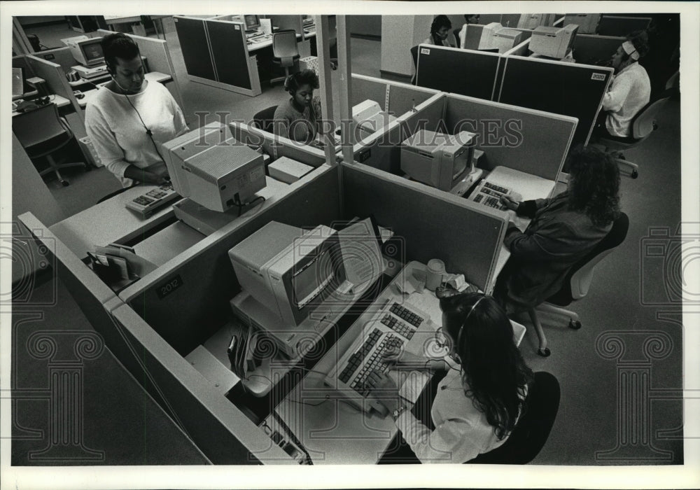 1991 Press Photo Wisconsin Bell Operators Working At The Companies New Office-Historic Images
