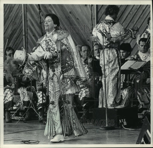 1983 Press Photo Joseph A. Ferko Mummers Entertain at The Wisconsin State Fair-Historic Images