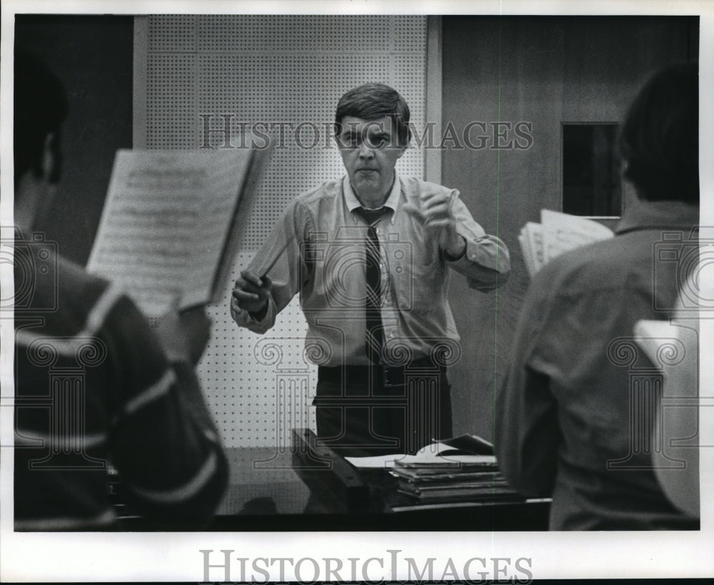 1971 Press Photo Kendell Kumlien UWM Choral Director Conducting - mja37612-Historic Images