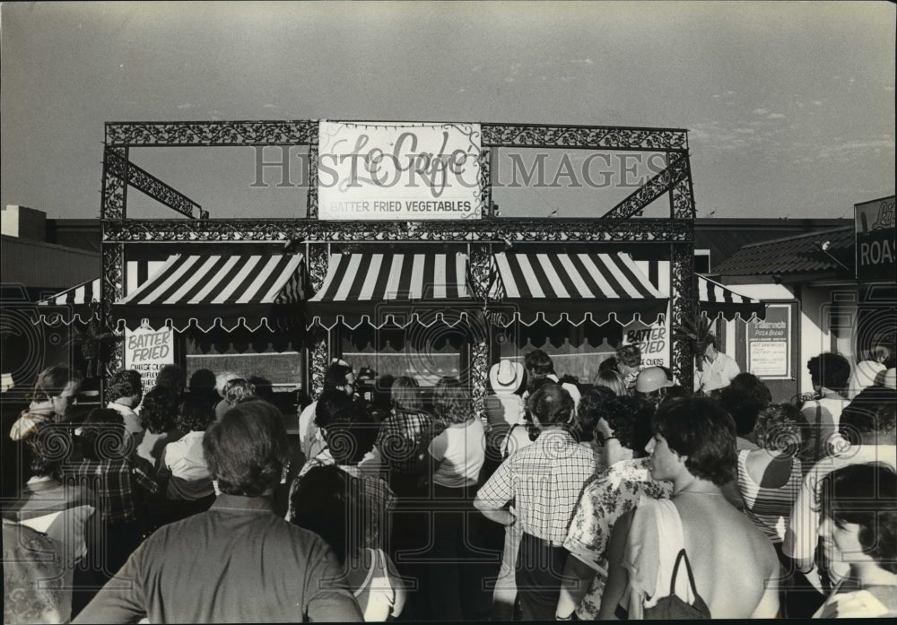 1980 Press Photo Fairgoers line up at a food cafe, at the Wisconsin State Fair.-Historic Images