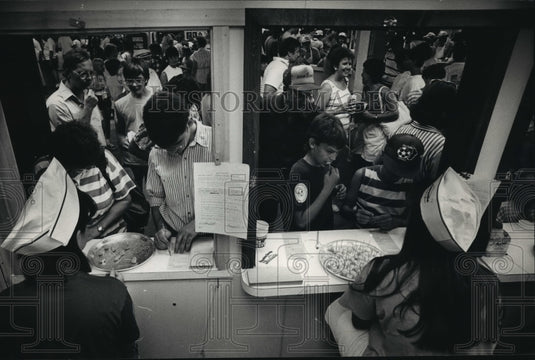 1988 Press Photo Wisconsin State Fair Inside The Food Stand - mja37641-Historic Images
