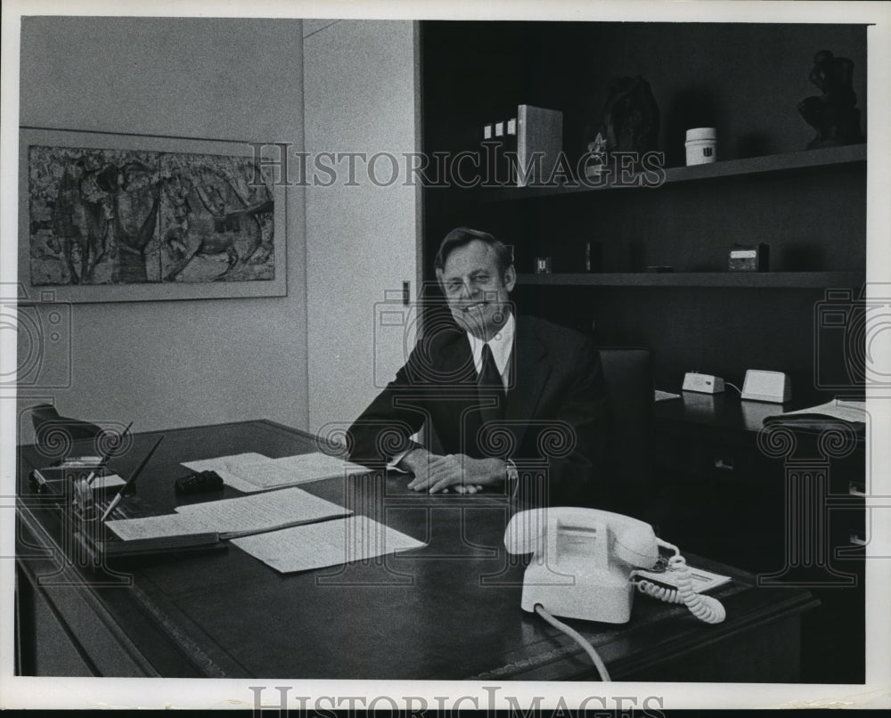 1974 Press Photo Hal Kuehl President of First Wisconsin Bank - mja37670-Historic Images