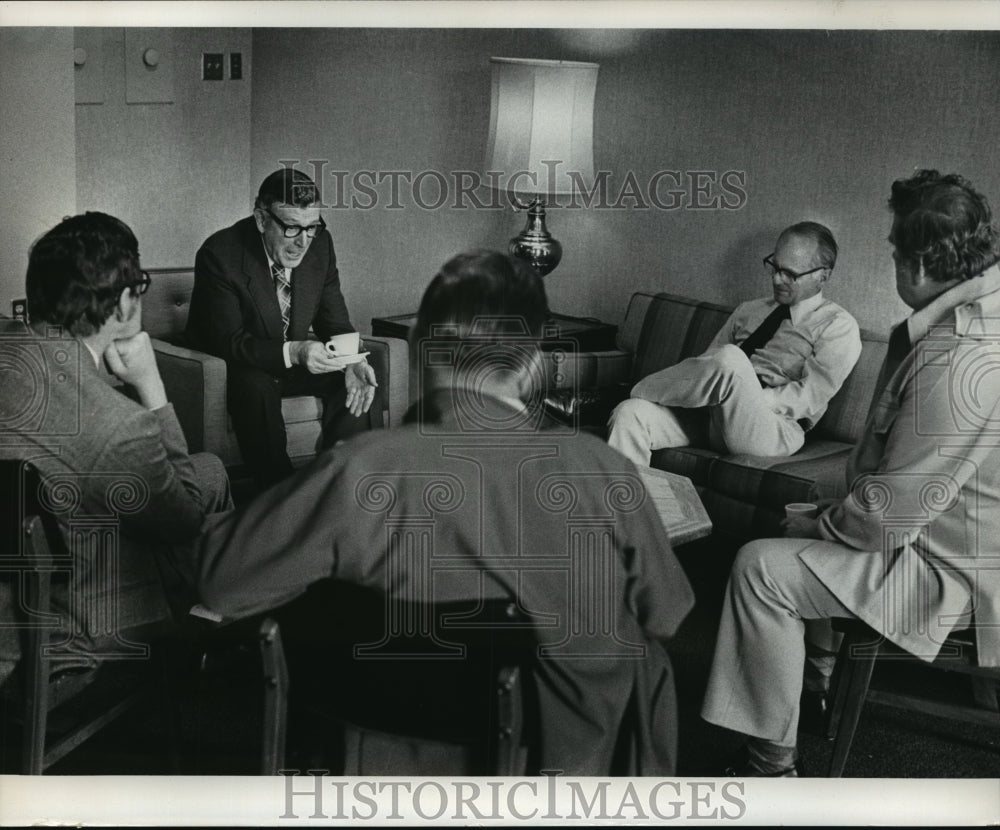 1976 Press Photo President of UAW Leonard Woodcock with group - mja37744-Historic Images