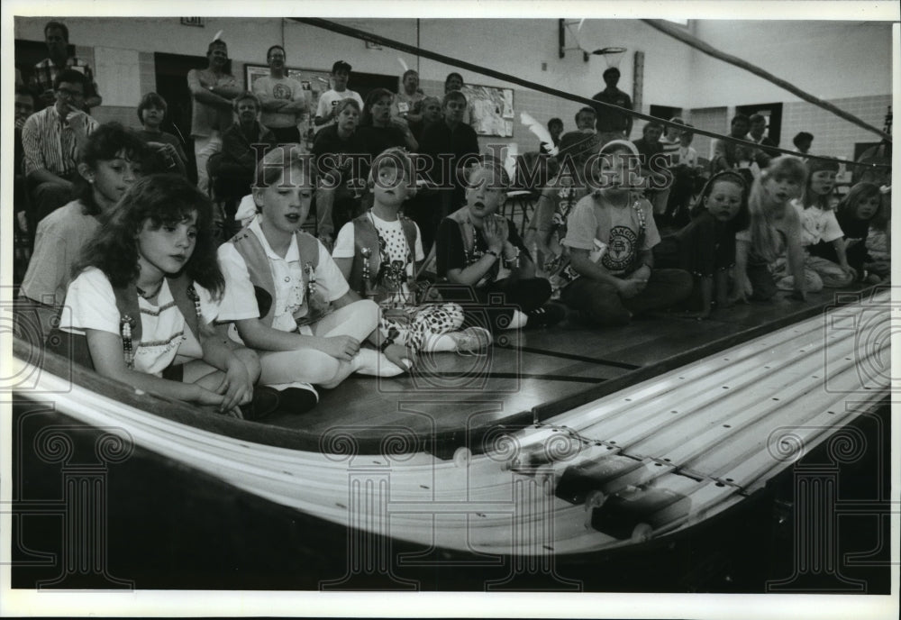 1993 Press Photo Girls at the Waukesha YMCA&#39;s Indian Guide program prepares race-Historic Images