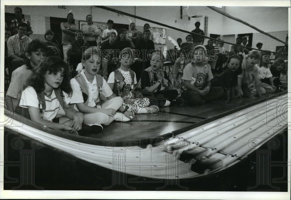 1993 Press Photo Girls at the Waukesha YMCA's Indian Guide program prepares race-Historic Images