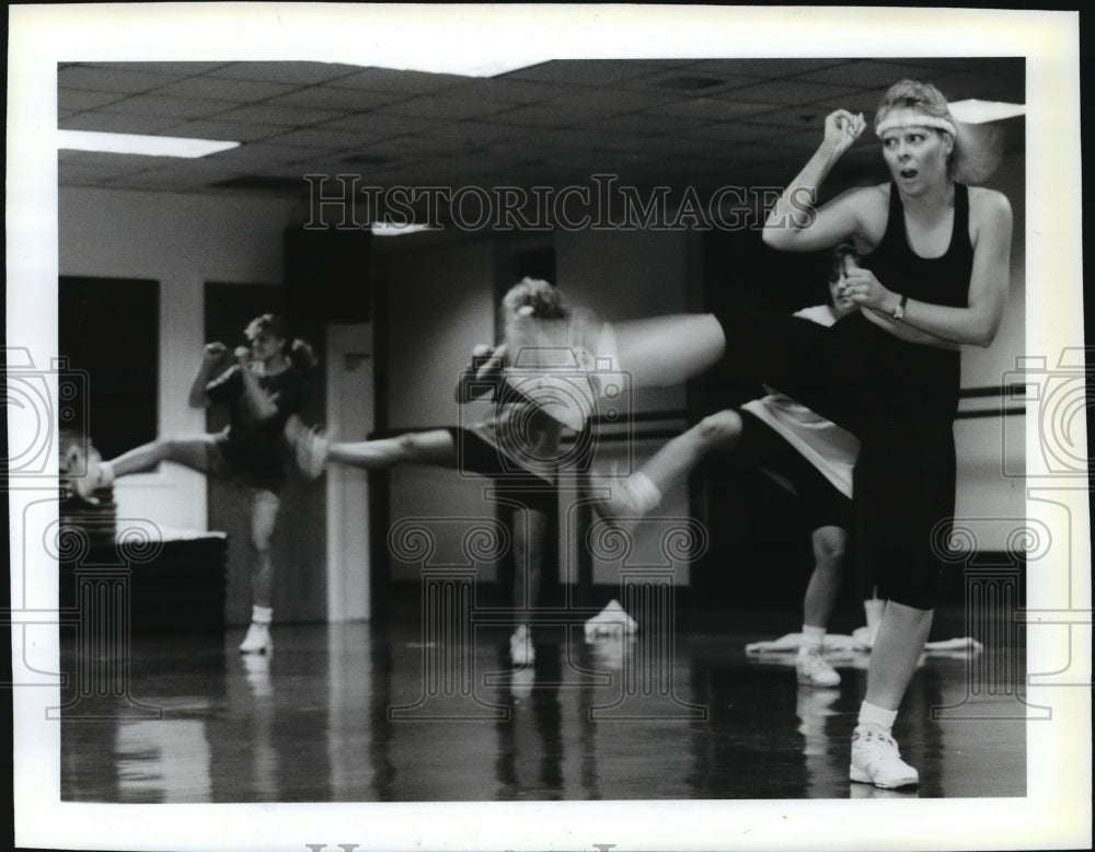 1993 Press Photo Aerobics and Karate are combined in a workout class at the YMCA-Historic Images