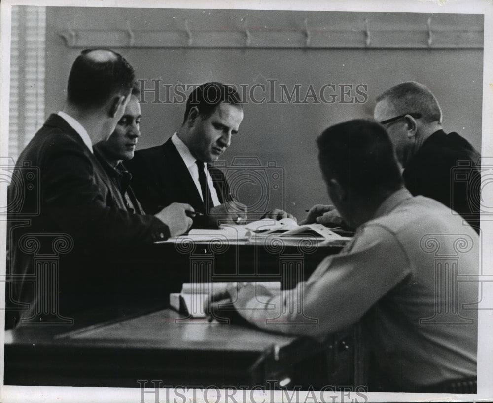 1967 Press Photo Robert Kramer stood before Magistrate Miller. - mja37782-Historic Images